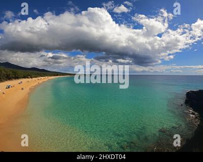 Maui, Hawaii, USA. 3. März 2022. Am Makena Beach, auch bekannt als Big Beach im MÄkena State Park im südlichen Teil von Maui, bilden sich Wolken über dem Pazifik. (Bild: © K.C. Alfred/ZUMA-Pressdraht) Stockfoto