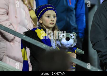 St. Helens, Großbritannien. 11. März 2022. Ein junger Warrington-Fan mit Wolfie in St Helens, Großbritannien am 3/11/2022. (Foto von Mark Cosgrove/News Images/Sipa USA) Quelle: SIPA USA/Alamy Live News Stockfoto