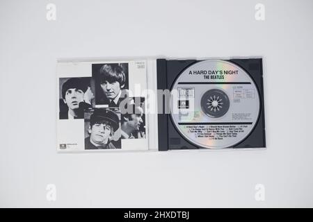 The Beatles - Ein Hard Day’s Night Album in Innenansicht mit CD auf weißem Hintergrund Stockfoto