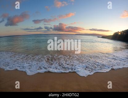 Maui, Hawaii, USA. 4. März 2022. Die Wellen stürzen am Strand ab, als die Sonne am Makena Beach untergeht, der auch als Big Beach im MÄkena State Park im südlichen Teil von Maui bekannt ist. (Bild: © K.C. Alfred/ZUMA-Pressdraht) Stockfoto