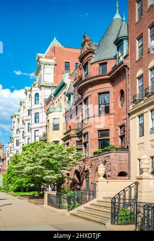 Stadthäuser im Stadtteil Back Bay in der Innenstadt von Boston, Massachusetts, USA an einem sonnigen Tag. Stockfoto