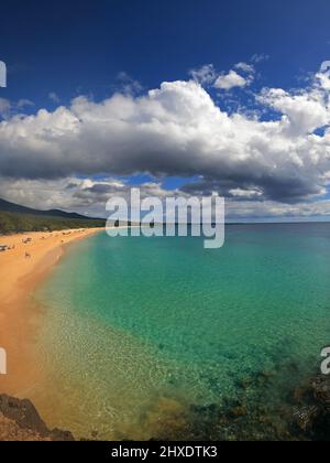 Maui, Hawaii, USA. 3. März 2022. Am Makena Beach, auch bekannt als Big Beach im MÄkena State Park im südlichen Teil von Maui, bilden sich Wolken über dem Pazifik. (Bild: © K.C. Alfred/ZUMA-Pressdraht) Stockfoto