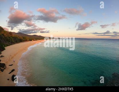 Maui, Hawaii, USA. 4. März 2022. Die Wellen stürzen am Strand ab, als die Sonne am Makena Beach untergeht, der auch als Big Beach im MÄkena State Park im südlichen Teil von Maui bekannt ist. (Bild: © K.C. Alfred/ZUMA-Pressdraht) Stockfoto