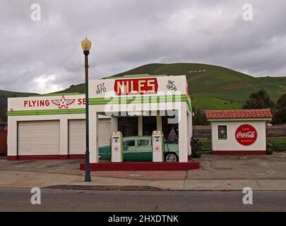 Niles Flying A, ehemals Solon Brothers Tankstelle, ist heute ein Social-Club-Veranstaltungsort für Oldtimer im Niles-Viertel von Fremont, Kalifornien Stockfoto