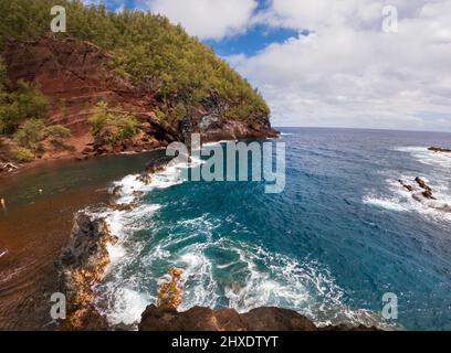 Maui, Hawaii, USA. 2. März 2022. Kaihalulu Beach, auch bekannt als Red Sand Beach auf der Ostseite von Maui, ist einer der wenigen roten Sandstrände der Welt. Der rote Sand steht im Kontrast zum tiefblauen Meerwasser. (Bild: © K.C. Alfred/ZUMA-Pressdraht) Stockfoto