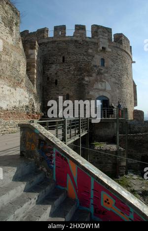 Die Heptapyrgion (aka Yedi Kule, der osmanischen Festung) und Teil der mittelalterlichen Stadtmauern in Thessaloniki, Griechenland. Stockfoto