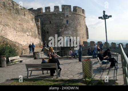 Die Heptapyrgion (aka Yedi Kule, der osmanischen Festung) und Teil der mittelalterlichen Stadtmauern in Thessaloniki, Griechenland. Stockfoto