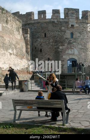 Die Heptapyrgion (aka Yedi Kule, der osmanischen Festung) und Teil der mittelalterlichen Stadtmauern in Thessaloniki, Griechenland. Stockfoto