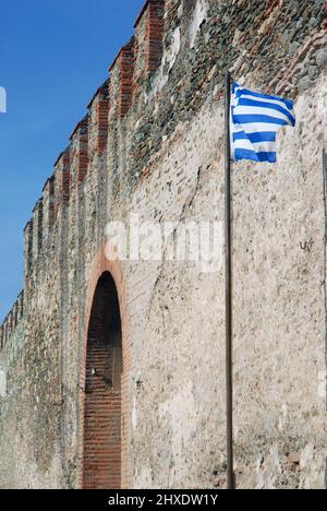 Die Heptapyrgion (aka Yedi Kule, der osmanischen Festung) und Teil der mittelalterlichen Stadtmauern in Thessaloniki, Griechenland. Stockfoto