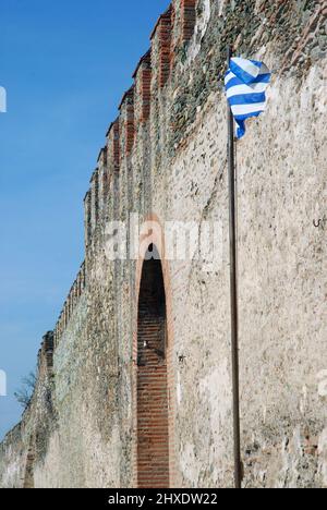 Die Heptapyrgion (aka Yedi Kule, der osmanischen Festung) und Teil der mittelalterlichen Stadtmauern in Thessaloniki, Griechenland. Stockfoto