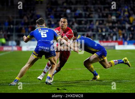 St Helens' will Hopoate (Mitte) wird von Matty Ashton von Warrington Wolves (links) während des Matches der Betfred Super League im total Wicked Stadium, St. Helens, angegangen. Bilddatum: Freitag, 11. März 2022. Stockfoto