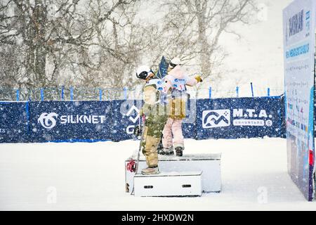 Bakuriani, Georgia - 6.. März: Gewinnerin der Snowboarderin auf dem Podium beim „FIS Freestyle Skiing World Competition“ Stockfoto