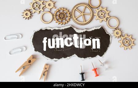 Text auf grauem Wort Funktion in kleinen Holzbuchstaben mit schwarzer Schrift auf blauem Hintergrund. Stockfoto