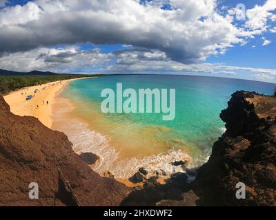 Maui, Hawaii, USA. 3. März 2022. Am Makena Beach, auch bekannt als Big Beach im MÄkena State Park im südlichen Teil von Maui, bilden sich Wolken über dem Pazifik. (Bild: © K.C. Alfred/ZUMA-Pressdraht) Stockfoto