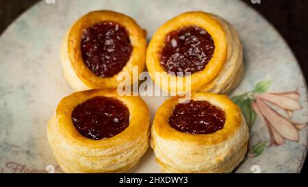 Köstlicher Volovan zum Dessert gefüllt mit Obstmarmelade Stockfoto