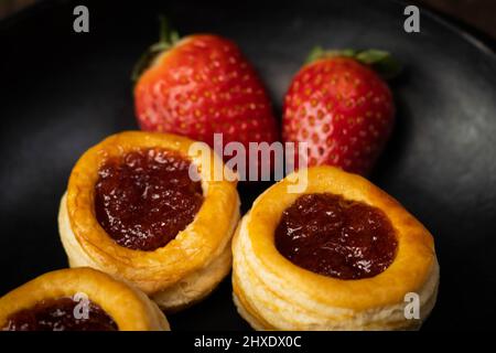 Köstlicher Volovan zum Dessert gefüllt mit Obstmarmelade Stockfoto