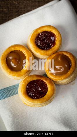 Köstlicher Volovan zum Dessert gefüllt mit Obstmarmelade Stockfoto