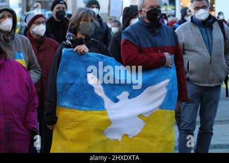 11. März 2022, GÃ¶ttingen, Niedersachsen, Deutschland: Demonstrationen in GÃ¶ttingen, die gegen den russischen Einmarsch in die Ukraine protestieren und die Wiederherstellung des Friedens fordern. Demonstranten zündeten Kerzen für den Frieden an. (Bild: © Tubal Sapkota/Pacific Press via ZUMA Press Wire) Stockfoto