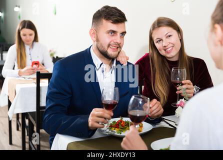 Freunde essen im Restaurant zu Abend Stockfoto