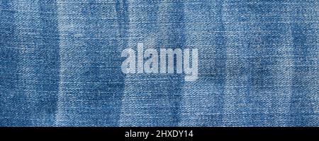 Detailreiches Foto von blauem Jeansstoff, klassischem Denim. Jeans Hintergrund, Textur. Stockfoto