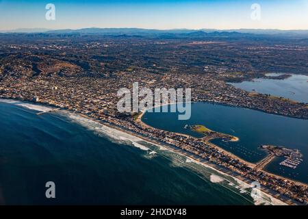 San Diego, Kalifornien, USA. 1. März 2022. Eine Luftaufnahme der San Diego Gemeinden La Jolla, Pacific Beach und Mission Beach. Im Zentrum befindet sich Mission Bay, eines der größten künstlichen Wasserfreizeitgebiete des Landes. (Bild: © K.C. Alfred/ZUMA-Pressdraht) Stockfoto