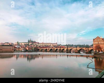 Prag, Tschechien - 27. Dezember 2021: Panoramablick auf Prag. Stadtbild von Prag Stockfoto