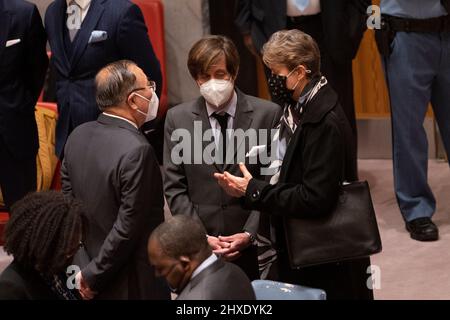 New York, New York, USA. 11. März 2022. China-Botschafter Zhang Jun, Frankreich-Botschafter Nicolas De Riviere, Großbritannien-Botschafterin Barbara Woodward sprechen vor dem Treffen des Sicherheitsrates im UN-Hauptquartier. Das Treffen wurde auf Antrag der Russischen Föderation einberufen, die der Ukraine vorgeworfen hat, unter der Aufsicht der Vereinigten Staaten biologische Waffen zu entwickeln, ohne Beweise zu liefern. (Bild: © Lev Radin/Pacific Press via ZUMA Press Wire) Stockfoto