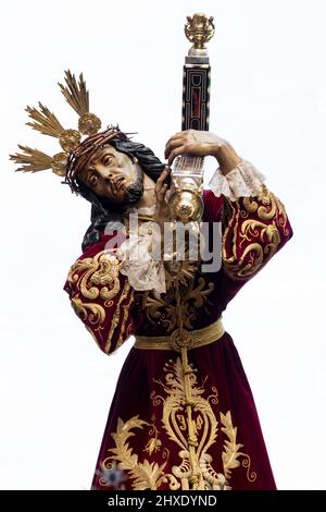 Prozession Jesu in der Karwoche von Spanien, Andalusien, Granada. Karwoche in sevilla. Schmerzhaftes Gesicht des gekreuzigten christus mit dem Kreuz auf dem Rücken. Stockfoto