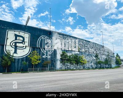 Wand mit Graffiti von den Logos des Fußballvereins Corinthians, neben dem Stadion. Sao Paulo, Brasilien, Februar 19 2022. Stockfoto