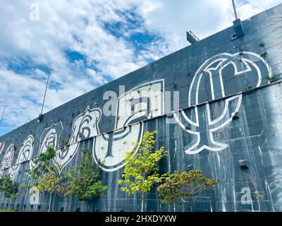 Wand mit Graffiti von den Logos des Fußballvereins Corinthians, neben dem Stadion. Sao Paulo, Brasilien, Februar 19 2022. Stockfoto