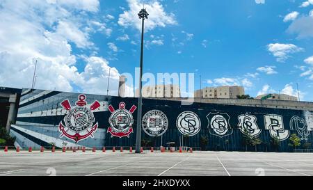 Wand mit Graffiti von den Logos des Fußballvereins Corinthians, neben dem Stadion. Sao Paulo, Brasilien, Februar 19 2022. Stockfoto