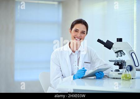 Ich habe einige faszinierende Erkenntnisse gefunden. Aufnahme einer Wissenschaftlerin, die allein im Labor arbeitet. Stockfoto