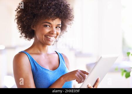 Natürliche Schönheit. Eine schöne junge Frau, die die Kamera anschaut. Stockfoto