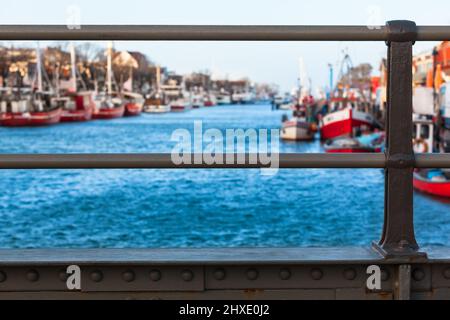 Blick von der Stahlträgerbrücke auf den kleinen Stadthafen (Kopierfläche) Stockfoto