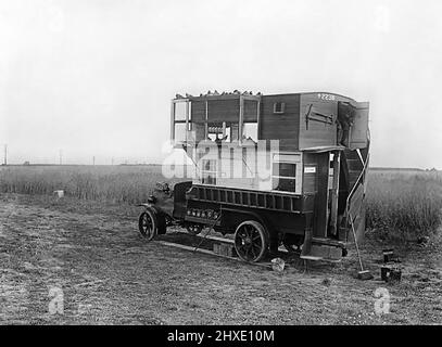 Ein Bus, der an der Westfront in eine mobile Taubenloft umgewandelt wurde. Stockfoto