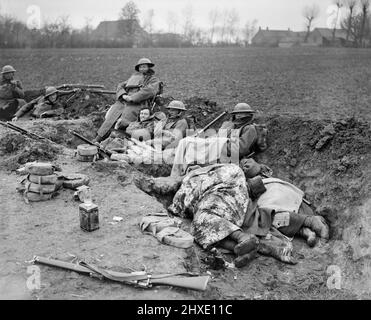 Männer der Division 51., die während der deutschen Frühlingsoffensive am 10. April 1918 in einem hastig gegrabenen Graben ruhten. Stockfoto