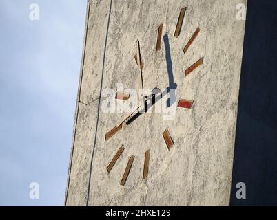 Moderne minimalistische Tower Closeup-Uhr mit bewölktem Himmel Stockfoto