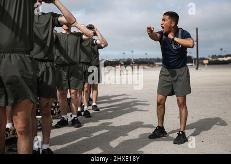 Marine Corps Recruit Depot San D, Kalifornien, USA. 3. März 2022. US Marine Corps Staff Sgt. Alex Guerrero, ein Bohrlehrer bei Kilo Company, 3. Recruit Training Bataillon, gibt Anweisungen für Rekruten nach einem Rundkurs-Event im Marine Corps Recruit Depot San Diego, 3. März 2022. Die Schulungsleiter sind dafür verantwortlich, dass die Rekruten vor und nach jedem Ereignis ausreichend mit Wasser versorgt werden. Quelle: U.S. Marines/ZUMA Press Wire Service/ZUMAPRESS.com/Alamy Live News Stockfoto