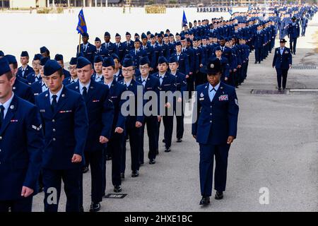 San Antonio, Texas, USA. 3. März 2022. Mehr als 600 Luftwaffe und Guardians, die dem 326 Training Squadron zugewiesen wurden, absolvierten am 3. März 2022 das Basic Military Training. LT. General Scott Pleus, Kommandant der Luftwaffe von 7., und Chief Master Sgt. Alvin Dyer, 7 AF Kommandochef, begutachtete die Zeremonie. Quelle: U.S. Air Force/ZUMA Press Wire Service/ZUMAPRESS.com/Alamy Live News Stockfoto