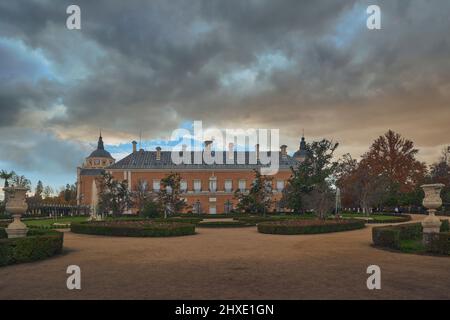 Außenfassade des königlichen Palastes im Parterre-Garten in Aranjuez. Madrid, Europa Stockfoto