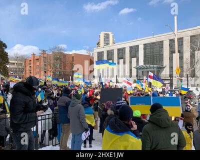 Ottawa, Kanada - 27. Februar 2022: Kundgebung mit ukrainischen Flaggen zur Unterstützung der Ukraine gegen den Krieg. Protest und marsch gegen russische Militärinvasion Stockfoto