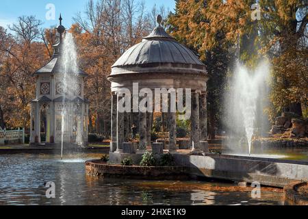 Pavillon auf einem Teich der Chinescos im Garten des Prinzen von Aranjuez, Madrid, Spanien, Europa Stockfoto