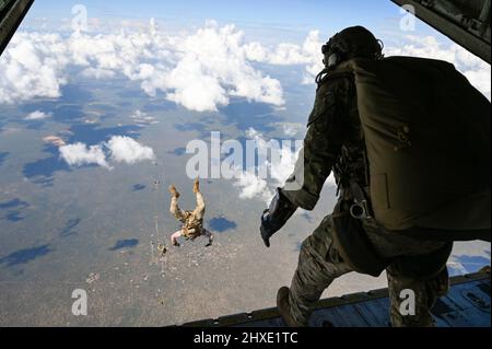 Botswana. 1. März 2022. US Army Green Berets, die der 3. Special Forces Group (Airborne) zugewiesen sind, führen einen Luftfreifall mit Mitgliedern der Botswana Defence Force über dem Flugplatz Thebephastwa, Botswana, 1. März 2022. Militärische Freifallsprünge werden aus Höhen zwischen 10.000 und 25.000 Fuß durchgeführt. 3. SFG arbeitet mit Partnern zusammen, um Sprungqualifikationen zu erhalten und Einführungstechniken zu lehren. Quelle: U.S. Air Force/ZUMA Press Wire Service/ZUMAPRESS.com/Alamy Live News Stockfoto