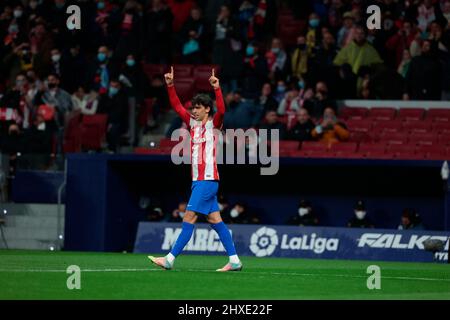 Madrid, Spanien. 11. März 2022. Madrid, Spanien; 11.03.2022.- Atletico de Madrid gegen Cadiz Fußball gegen La Liga Spanien Spiel 28 im Wanda Metropolitano Stadion in Madrid. Atletico de Madrid Spieler Joao Felix Tor. Spieler von Cádiz Final Score 2-1 Atletico Gewinner Credit: Juan Carlos Rojas/dpa/Alamy Live News Stockfoto