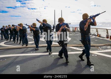 Atlantischer Ozean. 3. März 2022. Matrosen, die dem Besuch-, Bord-, Such- und Beschlagnahmungsteam zugewiesen sind, durchlaufen an Bord des Arleigh Burke-Klasse-Lenkflugkörper-Zerstörers USS Porter (DDG 78), Marcg 2, 2022, ein Trainingsszenario. Porter, der im spanischen Rota stationiert ist, ist derzeit im Einsatzgebiet der US-Flotte für 6. zur Unterstützung regionaler Verbündeter und Partner sowie der nationalen Sicherheitsinteressen der USA in Europa und Afrika unterwegs. Quelle: U.S. Navy/ZUMA Press Wire Service/ZUMAPRESS.com/Alamy Live News Stockfoto