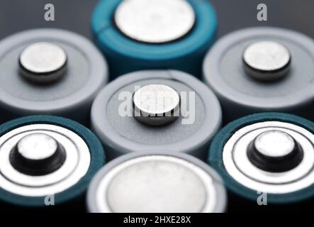 Nahaufnahme der Plus- und Minuspol der Batterie Stockfoto