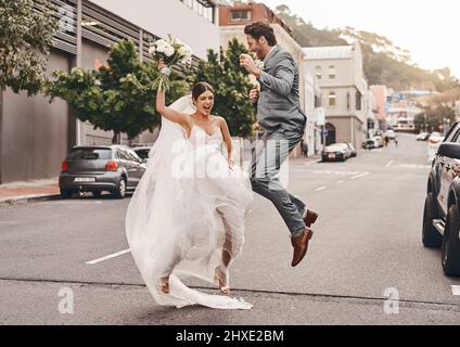 Nichts fühlt sich besser an, als Ihren besten Freund zu heiraten. Aufnahme eines wunderschönen Paares am Hochzeitstag in der Stadt. Stockfoto
