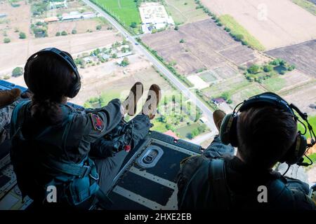 Thailand. 25.. Februar 2022. Ein Laderampe der US-Luftwaffe, der dem Special Operations Squadron 1., dem Special Operations Wing 353., zugewiesen wurde, beobachtet den Landeplatz von einem MC-130J Commando II-Mehrzweck-Kampfflugzeug während eines simulierten Versorgungsabfalls im Rahmen der Übung Cobra Gold 2022 in der Chandy Range im Königreich Thailand, Februar 25, 2022. Die US-Streitkräfte trainierten zusammen mit ihren Gegenstücken der Royal Thai Army Forces, um Versorgungsabfälle in niedrigen Höhen zu simulieren. CG 22 ist die 41.-Iteration der internationalen Trainingsübung, die die Bereitschaft unterstützt und die Koordination betont Stockfoto