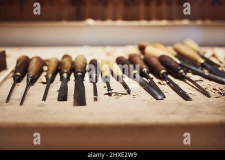 Es geht darum, die richtigen Tools zu haben. Ausgeschnittene Aufnahme des Innenausschnittes einer Werkstatt von Kunsthandwerkerinnen. Stockfoto