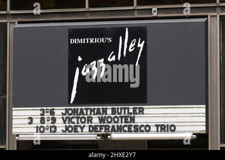 Seattle, - 06. März 2022; Unterzeichnung in Dimitriou's Jazz Alley in Seattle mit einer Liste der zukünftigen Auftritte im März 2022 Stockfoto